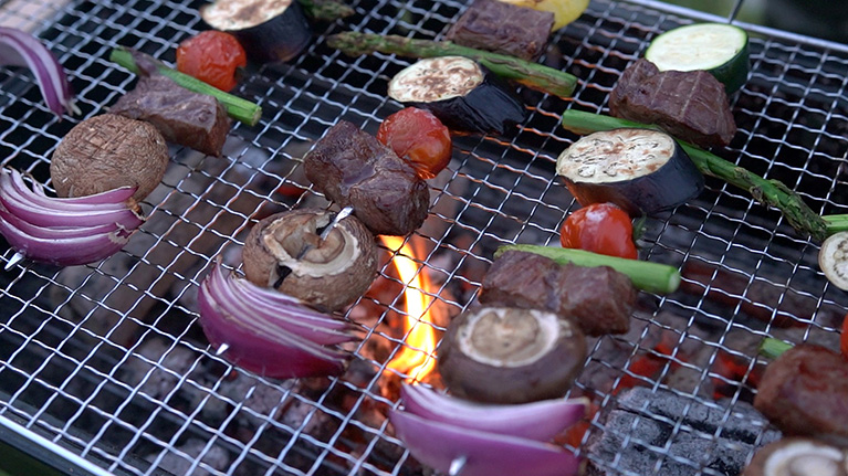 バーベキューグリルと串焼き